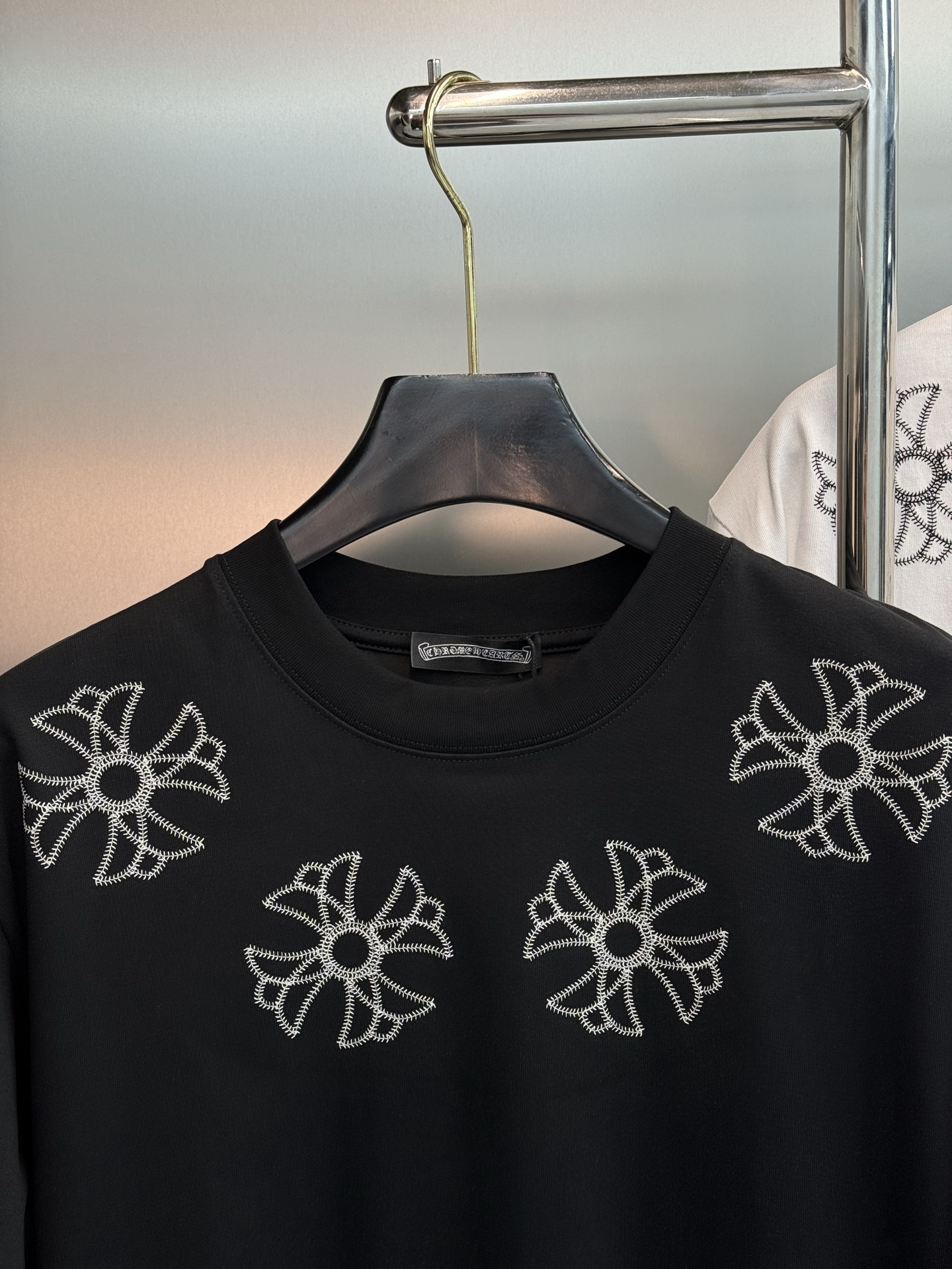克罗心（Chrome Hearts）潮牌T恤.男女同款❤️ 胸前采用四朵“十字花”刺绣，复刻了克罗心标志性的「Fleur