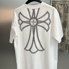 克罗心(Chrome Hearts)潮牌T恤.男女同款❤️ 胸前采用四朵“十字花”刺绣,复刻了克罗心标志性的「Fleur 克罗心(Chrome Hearts)潮牌T恤.男女同款❤️ 胸前采用四朵“十字花”刺绣,复刻了克罗心标志性的「Fleur