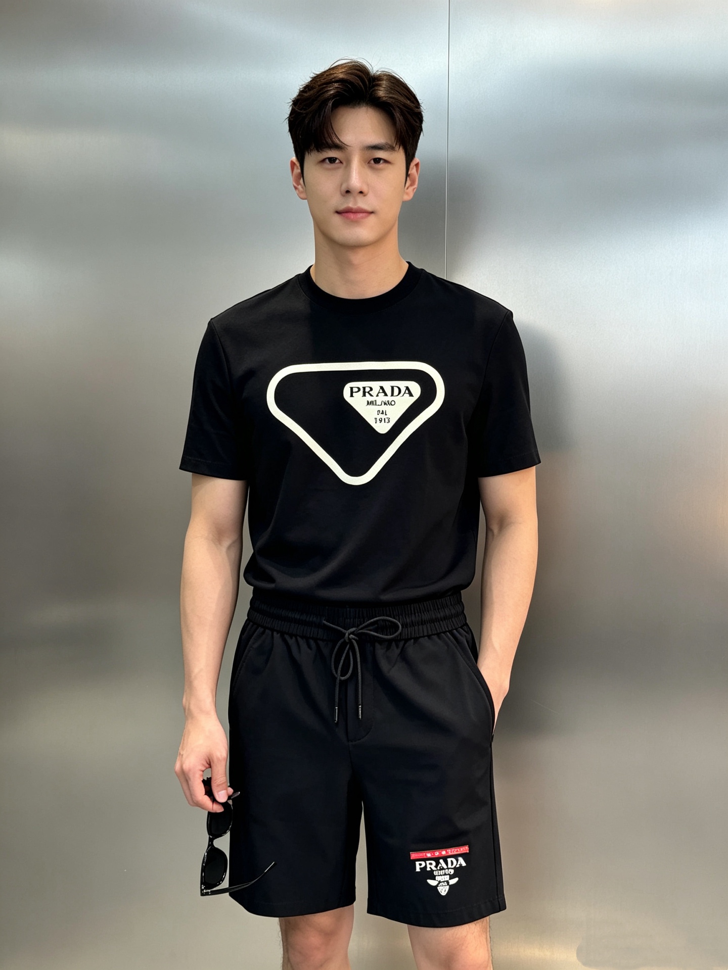 NO:949435,Tops, pants PRADA's new three-quarter shorts are cool and comfortable. Exquisite 3D three-dimensional red tape on the front of the thigh. Classic letter graphic LoGO logo. The fabric is made of high-density ice-feel four-way stretch and light fabric. The upper body has no sense of restraint, comfortable and breathable. Same style for men and women!  All three standards. Color: black, white, gray, dark blue. Size: M-3XL/29-36, fitted version!  (4XL can be customized)/catties recommended L,, prada, prada, shorts,19860909上衣 ,裤子 PRADA普拉达新款五分短裤冰爽舒适.大腿前精致3D立体红色胶条.经典字母图形LoGO标识.面料采用高密冰感四面弹轻薄面料.上身无束缚感,舒适透气.男女同款！三标齐.颜色黑色.白色.灰色.深蓝.码数 M-3XL/29-36合身版型！（4XL可订做）/斤建议L,,prada,prada,shorts,,Men's clothing