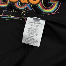 Dolce&Gabbana杜嘉班纳新品彩虹D&G莫代尔T恤。胸前彩色涂鸦D&G标识辨识度拉满。立体刺绣+彩虹印花双层工艺 Dolce&Gabbana杜嘉班纳新品彩虹D&G莫代尔T恤。胸前彩色涂鸦D&G标识辨识度拉满。立体刺绣+彩虹印花双层工艺