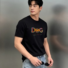Dolce&Gabbana杜嘉班纳新品彩虹D&G莫代尔T恤。胸前彩色涂鸦D&G标识辨识度拉满。立体刺绣+彩虹印花双层工艺 Dolce&Gabbana杜嘉班纳新品彩虹D&G莫代尔T恤。胸前彩色涂鸦D&G标识辨识度拉满。立体刺绣+彩虹印花双层工艺