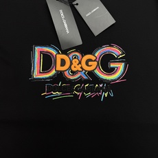 Dolce&Gabbana杜嘉班纳新品彩虹D&G莫代尔T恤。胸前彩色涂鸦D&G标识辨识度拉满。立体刺绣+彩虹印花双层工艺 Dolce&Gabbana杜嘉班纳新品彩虹D&G莫代尔T恤。胸前彩色涂鸦D&G标识辨识度拉满。立体刺绣+彩虹印花双层工艺