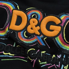 Dolce&Gabbana杜嘉班纳新品彩虹D&G莫代尔T恤。胸前彩色涂鸦D&G标识辨识度拉满。立体刺绣+彩虹印花双层工艺 Dolce&Gabbana杜嘉班纳新品彩虹D&G莫代尔T恤。胸前彩色涂鸦D&G标识辨识度拉满。立体刺绣+彩虹印花双层工艺