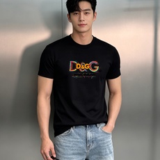 Dolce&Gabbana杜嘉班纳新品彩虹D&G莫代尔T恤。胸前彩色涂鸦D&G标识辨识度拉满。立体刺绣+彩虹印花双层工艺 Dolce&Gabbana杜嘉班纳新品彩虹D&G莫代尔T恤。胸前彩色涂鸦D&G标识辨识度拉满。立体刺绣+彩虹印花双层工艺