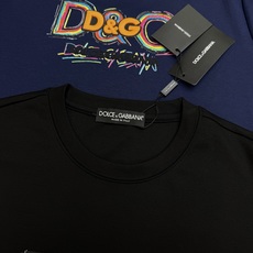 Dolce&Gabbana杜嘉班纳新品彩虹D&G莫代尔T恤。胸前彩色涂鸦D&G标识辨识度拉满。立体刺绣+彩虹印花双层工艺 Dolce&Gabbana杜嘉班纳新品彩虹D&G莫代尔T恤。胸前彩色涂鸦D&G标识辨识度拉满。立体刺绣+彩虹印花双层工艺