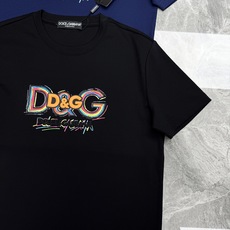 Dolce&Gabbana杜嘉班纳新品彩虹D&G莫代尔T恤。胸前彩色涂鸦D&G标识辨识度拉满。立体刺绣+彩虹印花双层工艺 Dolce&Gabbana杜嘉班纳新品彩虹D&G莫代尔T恤。胸前彩色涂鸦D&G标识辨识度拉满。立体刺绣+彩虹印花双层工艺