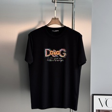 Dolce&Gabbana杜嘉班纳新品彩虹D&G莫代尔T恤。胸前彩色涂鸦D&G标识辨识度拉满。立体刺绣+彩虹印花双层工艺 Dolce&Gabbana杜嘉班纳新品彩虹D&G莫代尔T恤。胸前彩色涂鸦D&G标识辨识度拉满。立体刺绣+彩虹印花双层工艺