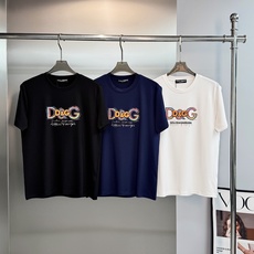 Dolce&Gabbana杜嘉班纳新品彩虹D&G莫代尔T恤。胸前彩色涂鸦&G标识辨识度拉满。立体刺绣+彩虹印花双层工艺, Dolce&Gabbana杜嘉班纳新品彩虹D&G莫代尔T恤。胸前彩色涂鸦&G标识辨识度拉满。立体刺绣+彩虹印花双层工艺,