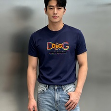Dolce&Gabbana杜嘉班纳新品彩虹D&G莫代尔T恤。胸前彩色涂鸦&G标识辨识度拉满。立体刺绣+彩虹印花双层工艺, Dolce&Gabbana杜嘉班纳新品彩虹D&G莫代尔T恤。胸前彩色涂鸦&G标识辨识度拉满。立体刺绣+彩虹印花双层工艺,