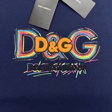 Dolce&Gabbana杜嘉班纳新品彩虹D&G莫代尔T恤。胸前彩色涂鸦&G标识辨识度拉满。立体刺绣+彩虹印花双层工艺, Dolce&Gabbana杜嘉班纳新品彩虹D&G莫代尔T恤。胸前彩色涂鸦&G标识辨识度拉满。立体刺绣+彩虹印花双层工艺,