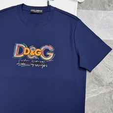 Dolce&Gabbana杜嘉班纳新品彩虹D&G莫代尔T恤。胸前彩色涂鸦&G标识辨识度拉满。立体刺绣+彩虹印花双层工艺, Dolce&Gabbana杜嘉班纳新品彩虹D&G莫代尔T恤。胸前彩色涂鸦&G标识辨识度拉满。立体刺绣+彩虹印花双层工艺,
