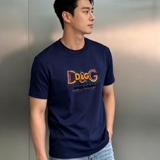Dolce&Gabbana杜嘉班纳新品彩虹D&G莫代尔T恤。胸前彩色涂鸦&G标识辨识度拉满。立体刺绣+彩虹印花双层工艺, Dolce&Gabbana杜嘉班纳新品彩虹D&G莫代尔T恤。胸前彩色涂鸦&G标识辨识度拉满。立体刺绣+彩虹印花双层工艺,