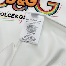 Dolce&Gabbana杜嘉班纳新品彩虹D&G莫代尔T恤。胸前彩色涂鸦D&G标识辨识度拉满。立体刺绣+彩虹印花双层工艺 Dolce&Gabbana杜嘉班纳新品彩虹D&G莫代尔T恤。胸前彩色涂鸦D&G标识辨识度拉满。立体刺绣+彩虹印花双层工艺