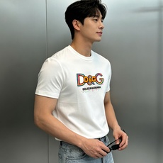 Dolce&Gabbana杜嘉班纳新品彩虹D&G莫代尔T恤。胸前彩色涂鸦D&G标识辨识度拉满。立体刺绣+彩虹印花双层工艺 Dolce&Gabbana杜嘉班纳新品彩虹D&G莫代尔T恤。胸前彩色涂鸦D&G标识辨识度拉满。立体刺绣+彩虹印花双层工艺