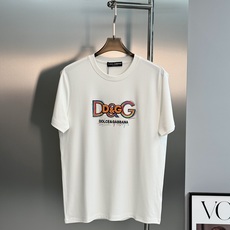 Dolce&Gabbana杜嘉班纳新品彩虹D&G莫代尔T恤。胸前彩色涂鸦D&G标识辨识度拉满。立体刺绣+彩虹印花双层工艺 Dolce&Gabbana杜嘉班纳新品彩虹D&G莫代尔T恤。胸前彩色涂鸦D&G标识辨识度拉满。立体刺绣+彩虹印花双层工艺