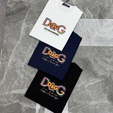 Dolce&Gabbana杜嘉班纳新品彩虹D&G莫代尔T恤。胸前彩色涂鸦D&G标识辨识度拉满。立体刺绣+彩虹印花双层工艺 Dolce&Gabbana杜嘉班纳新品彩虹D&G莫代尔T恤。胸前彩色涂鸦D&G标识辨识度拉满。立体刺绣+彩虹印花双层工艺
