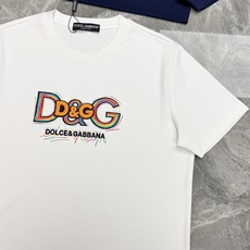 Dolce&Gabbana杜嘉班纳新品彩虹D&G莫代尔T恤。胸前彩色涂鸦D&G标识辨识度拉满。立体刺绣+彩虹印花双层工艺 Dolce&Gabbana杜嘉班纳新品彩虹D&G莫代尔T恤。胸前彩色涂鸦D&G标识辨识度拉满。立体刺绣+彩虹印花双层工艺