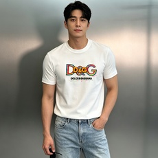 Dolce&Gabbana杜嘉班纳新品彩虹D&G莫代尔T恤。胸前彩色涂鸦D&G标识辨识度拉满。立体刺绣+彩虹印花双层工艺 Dolce&Gabbana杜嘉班纳新品彩虹D&G莫代尔T恤。胸前彩色涂鸦D&G标识辨识度拉满。立体刺绣+彩虹印花双层工艺