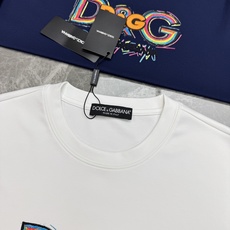 Dolce&Gabbana杜嘉班纳新品彩虹D&G莫代尔T恤。胸前彩色涂鸦D&G标识辨识度拉满。立体刺绣+彩虹印花双层工艺 Dolce&Gabbana杜嘉班纳新品彩虹D&G莫代尔T恤。胸前彩色涂鸦D&G标识辨识度拉满。立体刺绣+彩虹印花双层工艺