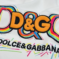 Dolce&Gabbana杜嘉班纳新品彩虹D&G莫代尔T恤。胸前彩色涂鸦D&G标识辨识度拉满。立体刺绣+彩虹印花双层工艺 Dolce&Gabbana杜嘉班纳新品彩虹D&G莫代尔T恤。胸前彩色涂鸦D&G标识辨识度拉满。立体刺绣+彩虹印花双层工艺