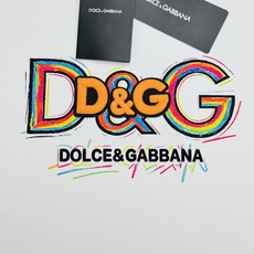 Dolce&Gabbana杜嘉班纳新品彩虹D&G莫代尔T恤。胸前彩色涂鸦D&G标识辨识度拉满。立体刺绣+彩虹印花双层工艺 Dolce&Gabbana杜嘉班纳新品彩虹D&G莫代尔T恤。胸前彩色涂鸦D&G标识辨识度拉满。立体刺绣+彩虹印花双层工艺