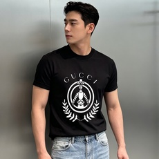 Gucci新款骑士徽章莫代尔短袖T恤.新品推荐❤️经典复古骑士麦穗徽章印花,意式轻奢格调拉满!甄选高支莫代尔面料,触感丝 Gucci新款骑士徽章莫代尔短袖T恤.新品推荐❤️经典复古骑士麦穗徽章印花,意式轻奢格调拉满!甄选高支莫代尔面料,触感丝