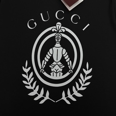 Gucci新款骑士徽章莫代尔短袖T恤.新品推荐❤️经典复古骑士麦穗徽章印花,意式轻奢格调拉满!甄选高支莫代尔面料,触感丝 Gucci新款骑士徽章莫代尔短袖T恤.新品推荐❤️经典复古骑士麦穗徽章印花,意式轻奢格调拉满!甄选高支莫代尔面料,触感丝