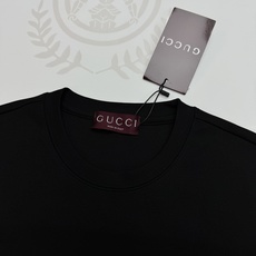Gucci新款骑士徽章莫代尔短袖T恤.新品推荐❤️经典复古骑士麦穗徽章印花,意式轻奢格调拉满!甄选高支莫代尔面料,触感丝 Gucci新款骑士徽章莫代尔短袖T恤.新品推荐❤️经典复古骑士麦穗徽章印花,意式轻奢格调拉满!甄选高支莫代尔面料,触感丝