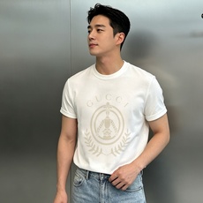 Gucci新款骑士徽章莫代尔短袖T恤.新品推荐❤️经典复古骑士麦穗徽章印花,意式轻奢格调拉满!甄选高支莫代尔面料,触感丝 Gucci新款骑士徽章莫代尔短袖T恤.新品推荐❤️经典复古骑士麦穗徽章印花,意式轻奢格调拉满!甄选高支莫代尔面料,触感丝