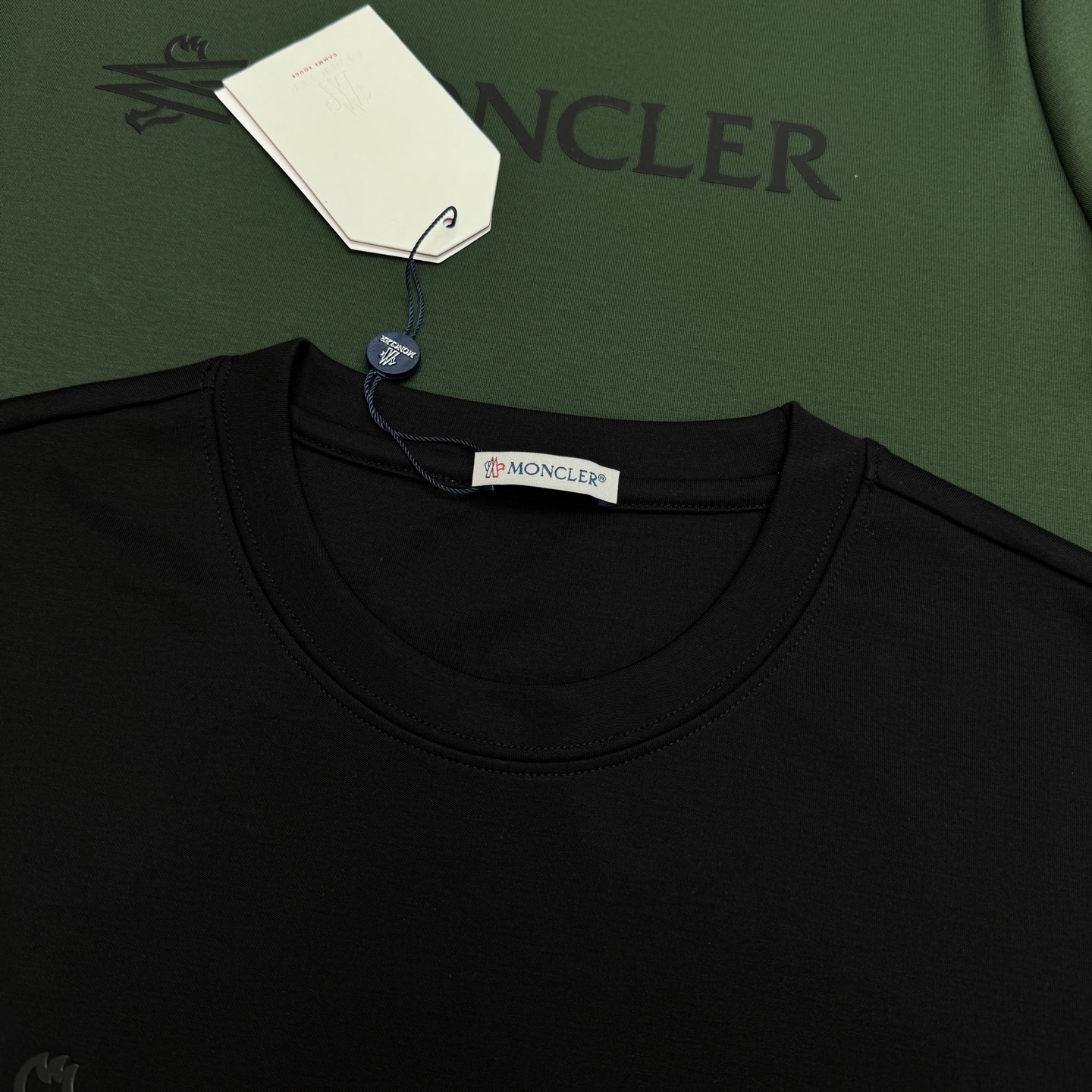 Moncler蒙口新款莫代尔T恤.品牌字母logo印花设计.基础款字母设计.经典永不过时.袖口位置经典小帽子.干净清爽简 Moncler蒙口新款莫代尔T恤.品牌字母logo印花设计.基础款字母设计.经典永不过时.袖口位置经典小帽子.干净清爽简