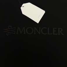 Moncler蒙口新款莫代尔T恤.品牌字母logo印花设计.基础款字母设计.经典永不过时.袖口位置经典小帽子.干净清爽简 Moncler蒙口新款莫代尔T恤.品牌字母logo印花设计.基础款字母设计.经典永不过时.袖口位置经典小帽子.干净清爽简