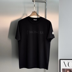 Moncler蒙口新款莫代尔T恤.品牌字母logo印花设计.基础款字母设计.经典永不过时.袖口位置经典小帽子.干净清爽简 Moncler蒙口新款莫代尔T恤.品牌字母logo印花设计.基础款字母设计.经典永不过时.袖口位置经典小帽子.干净清爽简