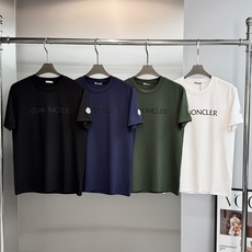 Moncler蒙口新款莫代尔T恤.品牌字母logo印花设计.基础款字母设计.经典永不过时.袖口位置经典小帽子.干净清爽简 Moncler蒙口新款莫代尔T恤.品牌字母logo印花设计.基础款字母设计.经典永不过时.袖口位置经典小帽子.干净清爽简