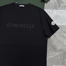 Moncler蒙口新款莫代尔T恤.品牌字母logo印花设计.基础款字母设计.经典永不过时.袖口位置经典小帽子.干净清爽简 Moncler蒙口新款莫代尔T恤.品牌字母logo印花设计.基础款字母设计.经典永不过时.袖口位置经典小帽子.干净清爽简
