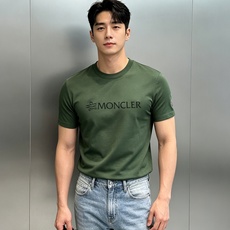 Moncler蒙口新款莫代尔T恤.品牌字母logo印花设计.基础款字母设计.经典永不过时.袖口位置经典小帽子.干净清爽简 Moncler蒙口新款莫代尔T恤.品牌字母logo印花设计.基础款字母设计.经典永不过时.袖口位置经典小帽子.干净清爽简
