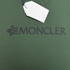 Moncler蒙口新款莫代尔T恤.品牌字母logo印花设计.基础款字母设计.经典永不过时.袖口位置经典小帽子.干净清爽简 Moncler蒙口新款莫代尔T恤.品牌字母logo印花设计.基础款字母设计.经典永不过时.袖口位置经典小帽子.干净清爽简