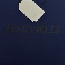 Moncler蒙口新款莫代尔T恤.品牌字母logo印花设计.基础款字母设计.经典永不过时.袖口位置经典小帽子.干净清爽简 Moncler蒙口新款莫代尔T恤.品牌字母logo印花设计.基础款字母设计.经典永不过时.袖口位置经典小帽子.干净清爽简