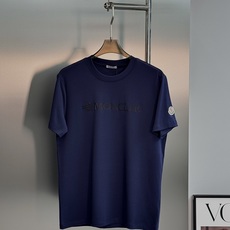 Moncler蒙口新款莫代尔T恤.品牌字母logo印花设计.基础款字母设计.经典永不过时.袖口位置经典小帽子.干净清爽简 Moncler蒙口新款莫代尔T恤.品牌字母logo印花设计.基础款字母设计.经典永不过时.袖口位置经典小帽子.干净清爽简