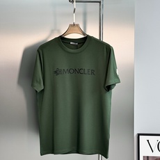 Moncler蒙口新款莫代尔T恤.品牌字母logo印花设计.基础款字母设计.经典永不过时.袖口位置经典小帽子.干净清爽简 Moncler蒙口新款莫代尔T恤.品牌字母logo印花设计.基础款字母设计.经典永不过时.袖口位置经典小帽子.干净清爽简