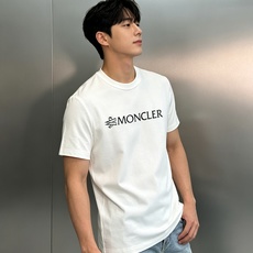Moncler蒙口新款莫代尔T恤.品牌字母logo印花设计.基础款字母设计.经典永不过时.袖口位置经典小帽子.干净清爽简 Moncler蒙口新款莫代尔T恤.品牌字母logo印花设计.基础款字母设计.经典永不过时.袖口位置经典小帽子.干净清爽简