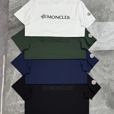 Moncler蒙口新款莫代尔T恤.品牌字母logo印花设计.基础款字母设计.经典永不过时.袖口位置经典小帽子.干净清爽简 Moncler蒙口新款莫代尔T恤.品牌字母logo印花设计.基础款字母设计.经典永不过时.袖口位置经典小帽子.干净清爽简
