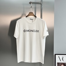 Moncler蒙口新款莫代尔T恤.品牌字母logo印花设计.基础款字母设计.经典永不过时.袖口位置经典小帽子.干净清爽简 Moncler蒙口新款莫代尔T恤.品牌字母logo印花设计.基础款字母设计.经典永不过时.袖口位置经典小帽子.干净清爽简