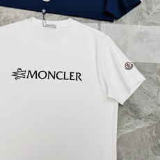 Moncler蒙口新款莫代尔T恤.品牌字母logo印花设计.基础款字母设计.经典永不过时.袖口位置经典小帽子.干净清爽简 Moncler蒙口新款莫代尔T恤.品牌字母logo印花设计.基础款字母设计.经典永不过时.袖口位置经典小帽子.干净清爽简