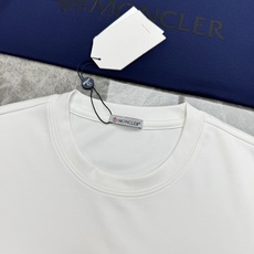 Moncler蒙口新款莫代尔T恤.品牌字母logo印花设计.基础款字母设计.经典永不过时.袖口位置经典小帽子.干净清爽简 Moncler蒙口新款莫代尔T恤.品牌字母logo印花设计.基础款字母设计.经典永不过时.袖口位置经典小帽子.干净清爽简