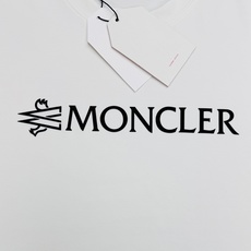 Moncler蒙口新款莫代尔T恤.品牌字母logo印花设计.基础款字母设计.经典永不过时.袖口位置经典小帽子.干净清爽简 Moncler蒙口新款莫代尔T恤.品牌字母logo印花设计.基础款字母设计.经典永不过时.袖口位置经典小帽子.干净清爽简