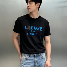 Loewe罗意威新款莫代额T恤. 新款1846卡通字母-马德里经典标识搭配趣味卡通头像,活泼不失高级感!甄选高支莫代尔面 Loewe罗意威新款莫代额T恤. 新款1846卡通字母-马德里经典标识搭配趣味卡通头像,活泼不失高级感!甄选高支莫代尔面