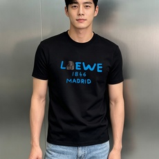 Loewe罗意威新款莫代额T恤. 新款1846卡通字母-马德里经典标识搭配趣味卡通头像,活泼不失高级感!甄选高支莫代尔面 Loewe罗意威新款莫代额T恤. 新款1846卡通字母-马德里经典标识搭配趣味卡通头像,活泼不失高级感!甄选高支莫代尔面