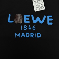 Loewe罗意威新款莫代额T恤. 新款1846卡通字母-马德里经典标识搭配趣味卡通头像,活泼不失高级感!甄选高支莫代尔面 Loewe罗意威新款莫代额T恤. 新款1846卡通字母-马德里经典标识搭配趣味卡通头像,活泼不失高级感!甄选高支莫代尔面