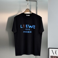 Loewe罗意威新款莫代额T恤. 新款1846卡通字母-马德里经典标识搭配趣味卡通头像,活泼不失高级感!甄选高支莫代尔面 Loewe罗意威新款莫代额T恤. 新款1846卡通字母-马德里经典标识搭配趣味卡通头像,活泼不失高级感!甄选高支莫代尔面