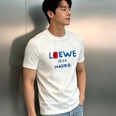 Loewe罗意威新款莫代额T恤. 新款1846卡通字母-马德里经典标识搭配趣味卡通头像,活泼不失高级感!甄选高支莫代尔面 Loewe罗意威新款莫代额T恤. 新款1846卡通字母-马德里经典标识搭配趣味卡通头像,活泼不失高级感!甄选高支莫代尔面